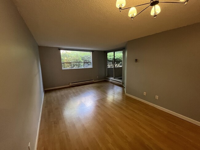 Photo - 1345 Comox St