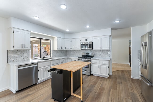 700 Glen Abbey Cir