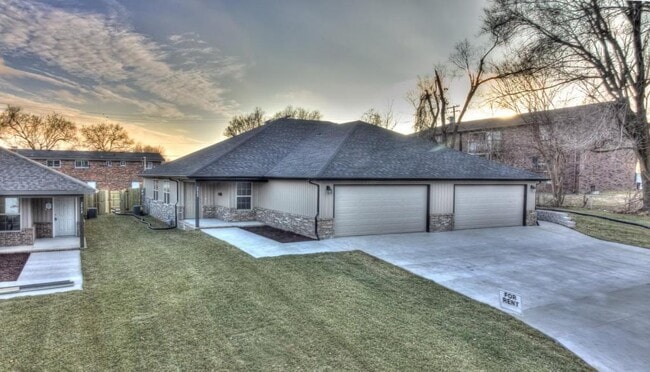 Building Photo - 2850 E Stanford St