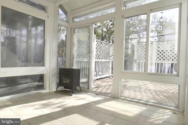 Photo - 128 Thomas St NW