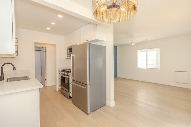 Photo - Stylishly Remodeled 1-Bed/1-Bath Gem in Crown Point / Pacific Beach. Only $1500 DEPOSIT! Unit 1942