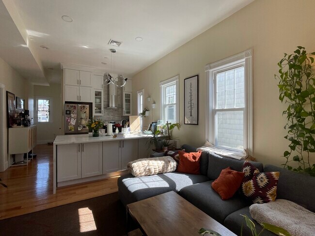 Building Photo - 32 Putnam Ave Unit 2