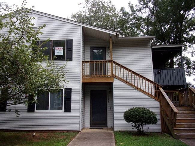 Building Photo - 2 Bedroom 1 Bath Condo with Private Deck i...