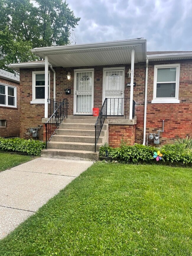 Building Photo - 47 157th St Rental