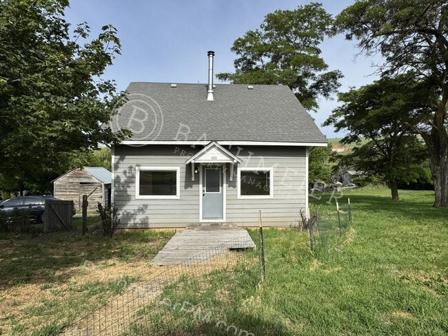 Building Photo - 3 bedroom 1 bath home with large yard