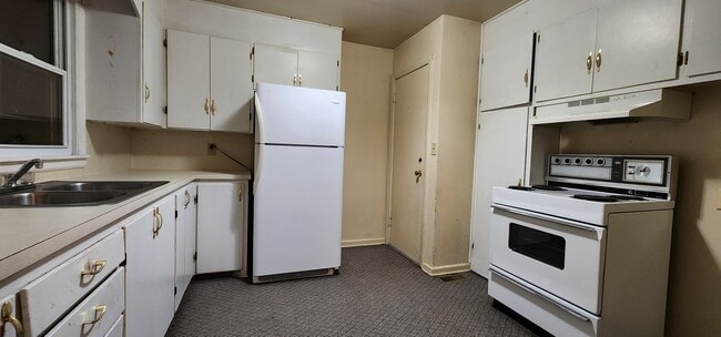 Kitchen - 511 S Bell Ave