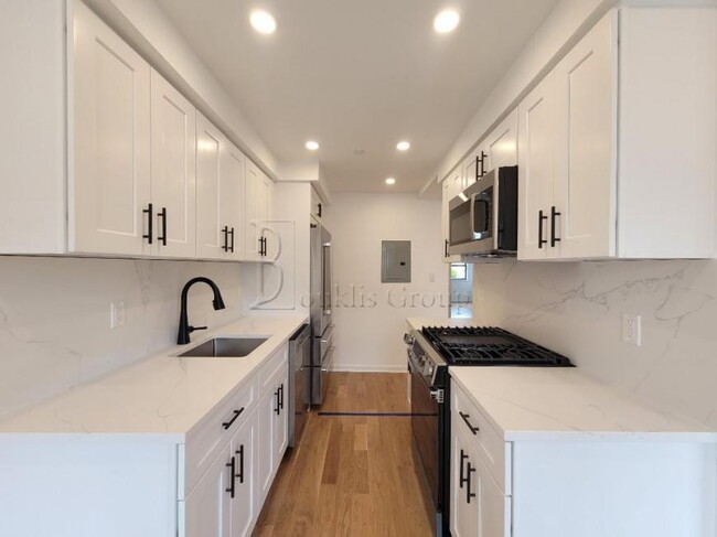 Building Photo - 2 bedroom in ASTORIA NY 11105 Unit 3 Rental