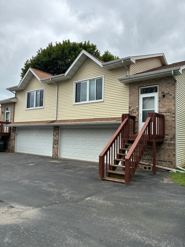 Attached garage - 858 Westover St Townhome