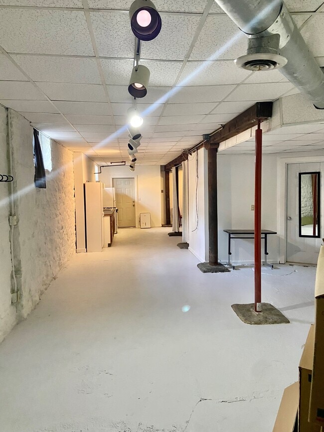 Building Photo - 400 19th Ave S Unit Basement Apartment