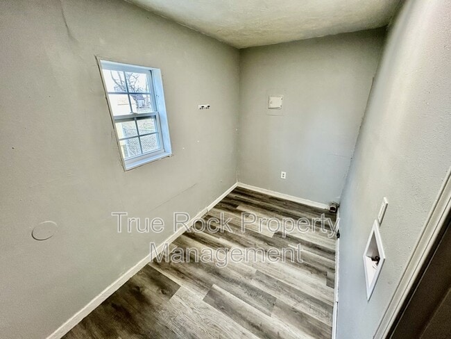 Photo - 610 W 1st St