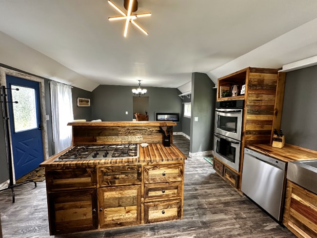 Photo - 310 River Ave E