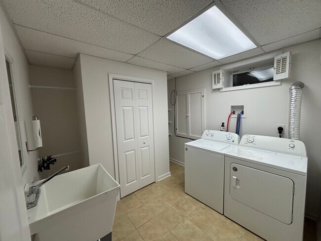 laundry - 13505 Kretsinger Rd Unit Lower Level