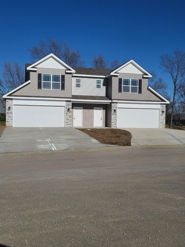 Building Photo - 3 Bedroom, 2.5 Bath Duplex Rental