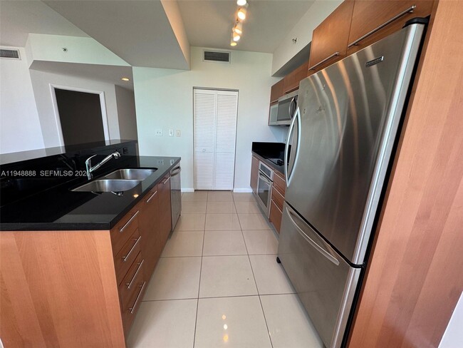 Building Photo - 244 Biscayne Blvd Unit 702