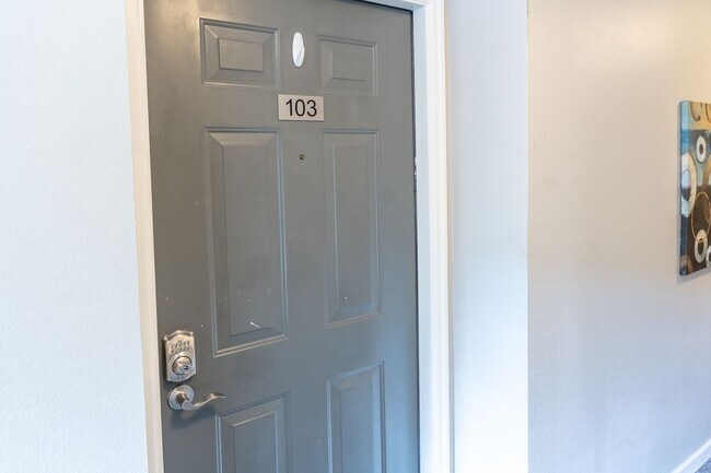 Photo - Convenient Updated Studio on Capitol Hill Unidad N103