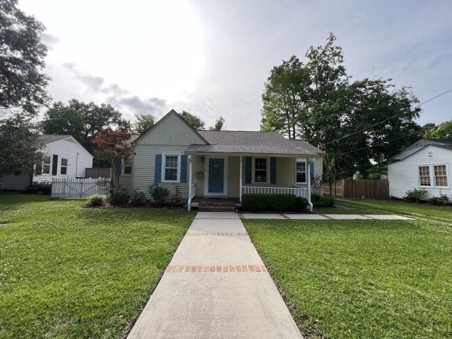 Building Photo - Charming 3 Bedroom Home Near LSU, University Lakes & Parade Routes!