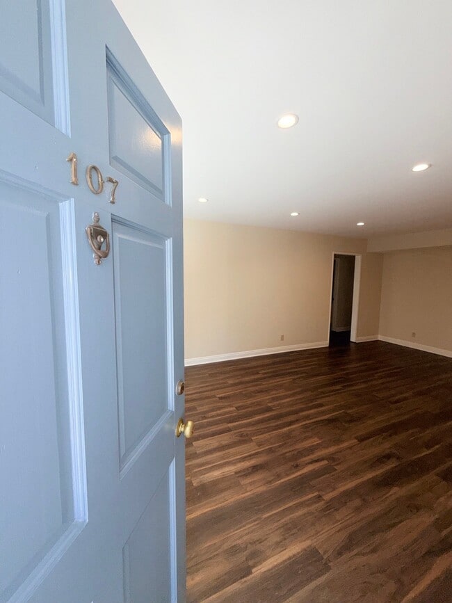 515 E Elmwood Ave Unit 107