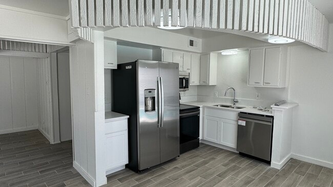 Building Photo - 8063 Meadow Rd Unit 2