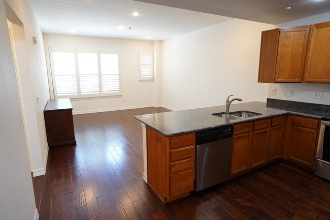 Photo - 2200 S University Blvd Unidad Observatory Place