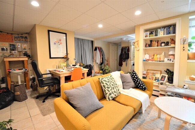 Building Photo - 25 Kilsyth Rd Unit B Rental
