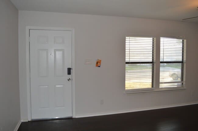 Building Photo - Newly remodeled 3 bed 2 bath Rental