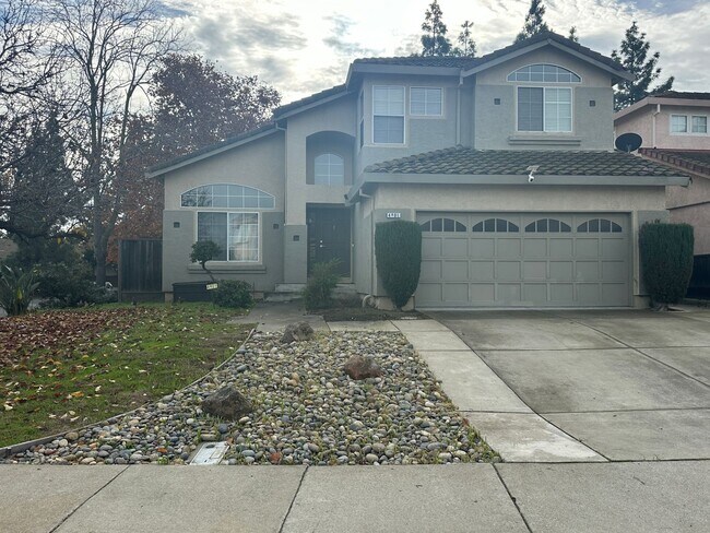 Building Photo - Gorgeous 3 Bed, 2.5 on Corner Lot