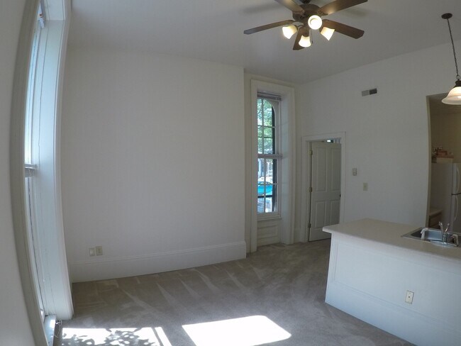 220 S 6th St (Maison de Ville)