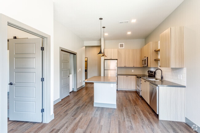 2BR, 2BA - 853 SF