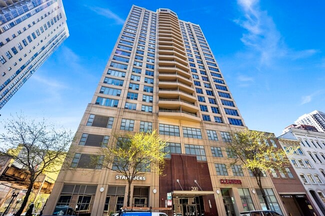 Building Photo - 200 N Jefferson St Unit 1101