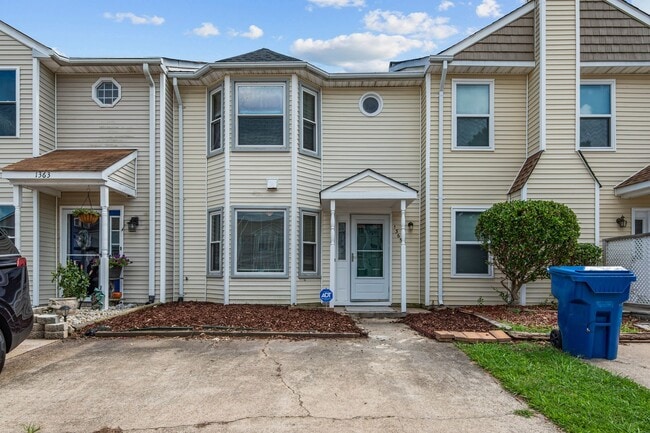 Building Photo - 1365 Longlac Rd