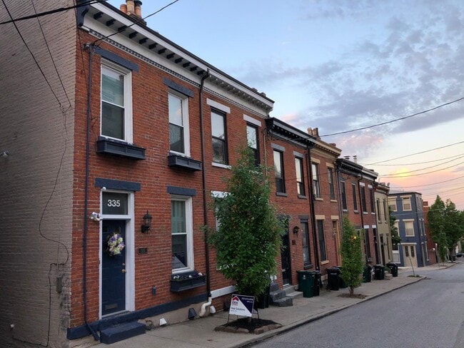 front of rowhouse - 335 Milton St Casa Adosada