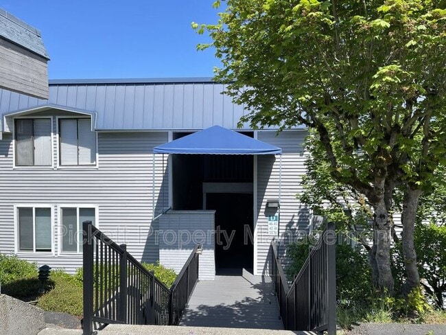 Building Photo - 924 Shorewood Dr Unit #D42