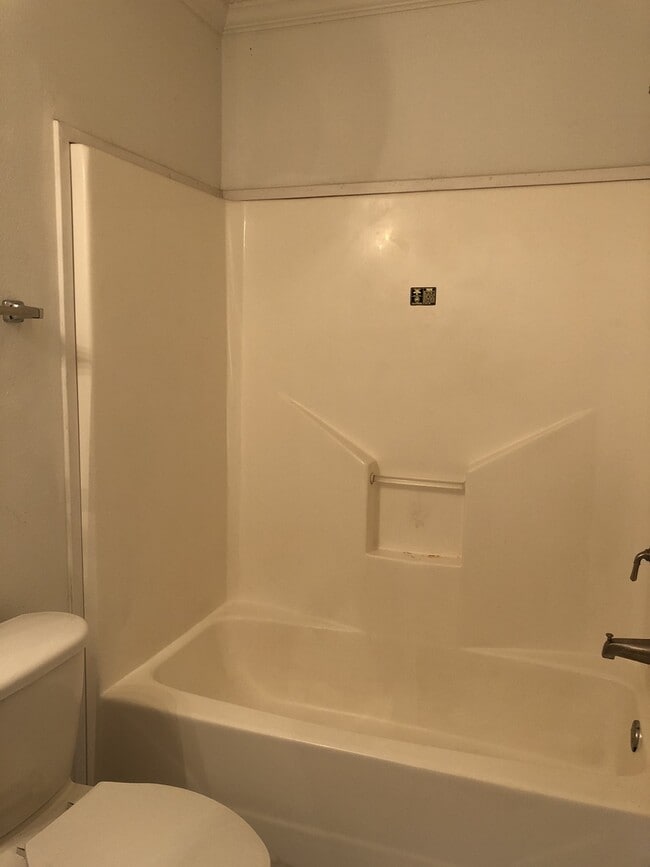 Building Photo - 107 Varsity Dr Unit 107 Room A