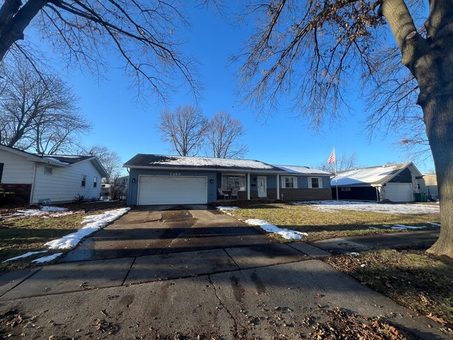 Building Photo - Indian Hills 3 Bedroom 2 full Bath 2300 Sq ft