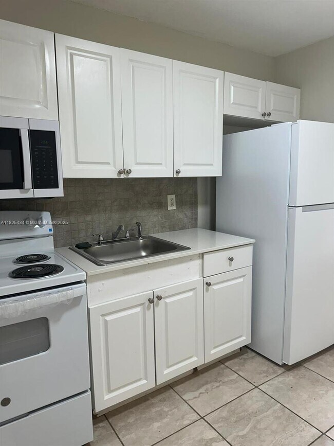 Photo - 4141 SW 20th St Unit 3