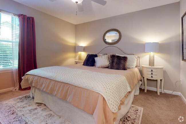 3BR, 2BA - 1189 SF
