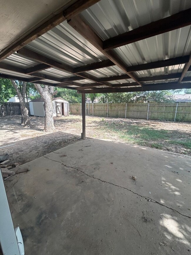 Photo - 2820 Yorkshire St