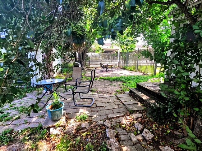 Building Photo - 1552 Lombardy St Unit 3