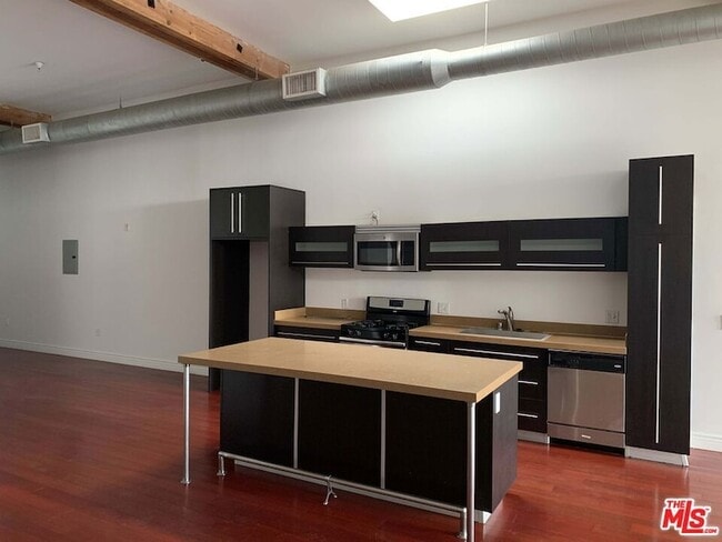 Building Photo - 652 Mateo St