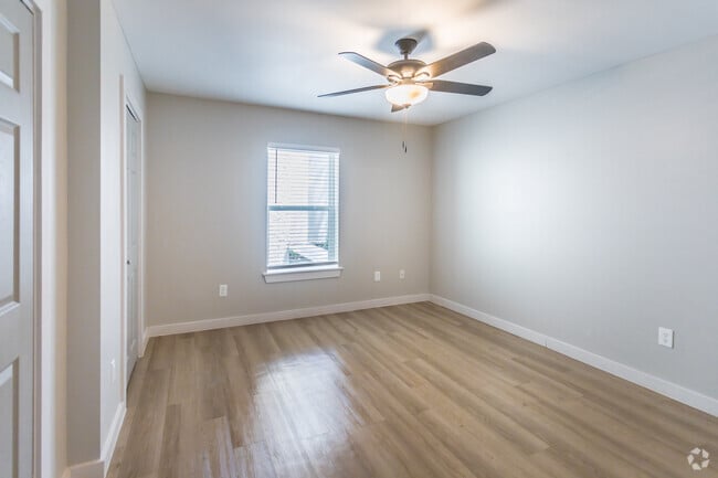1 BR, 1 BA - 575SF