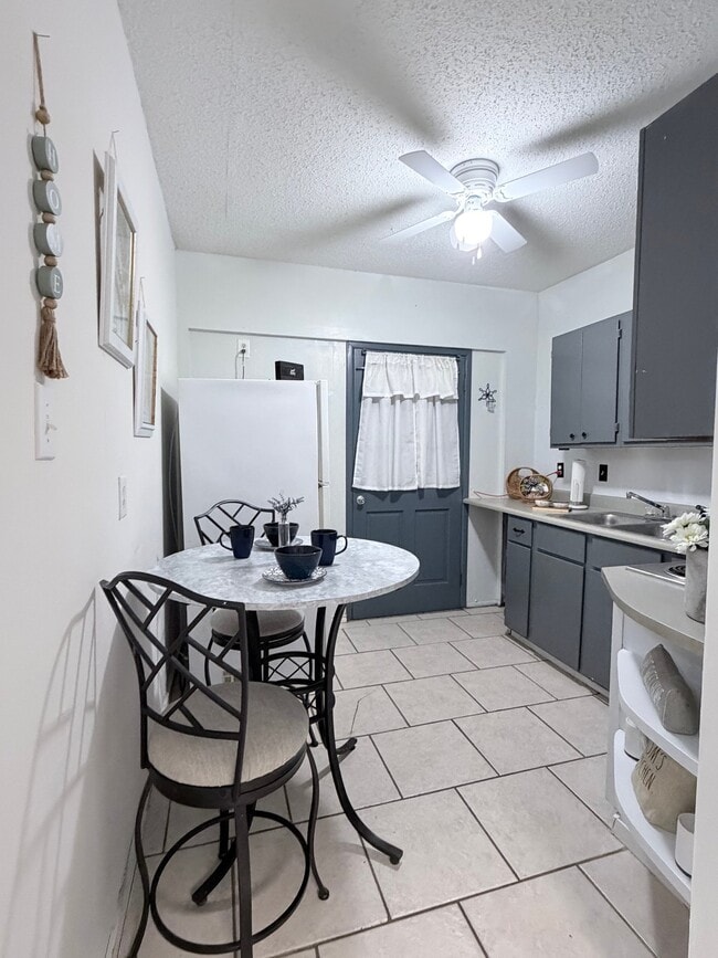 Building Photo - 7418 Meadow Cliff St