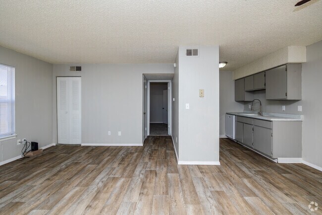 1BR, 1BA - 700SF