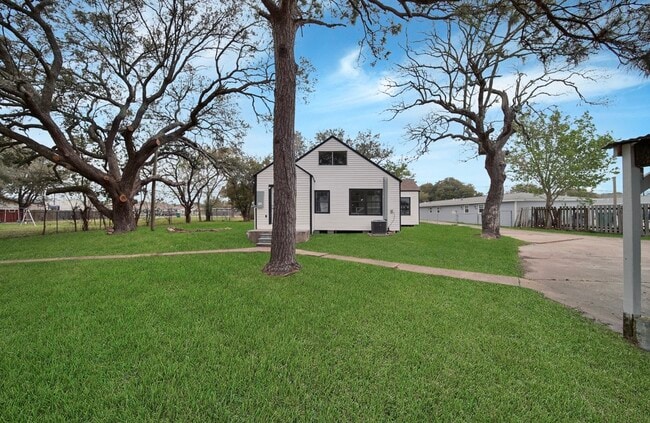 Photo - 1623 Main St Casa