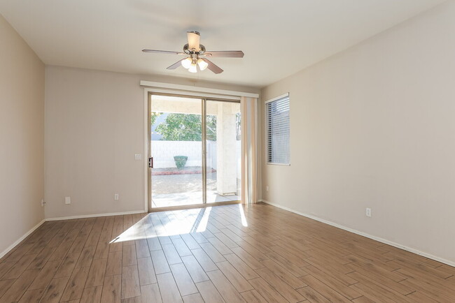 Photo - 2427 E Glass Ln