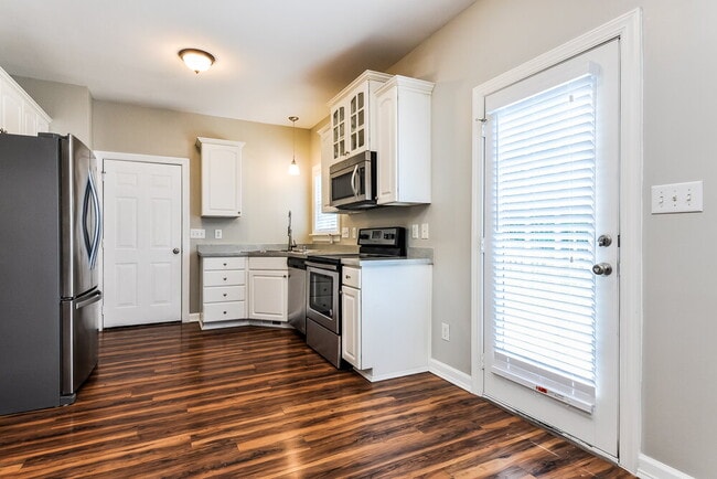 Photo - 909 Lotus Ln