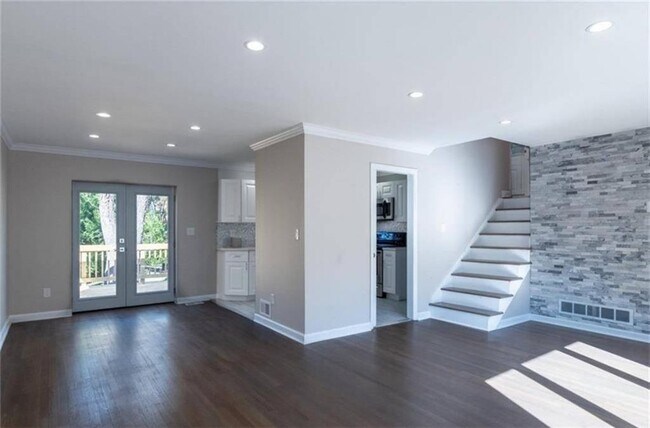 Photo - 3022 Trafalgar Way