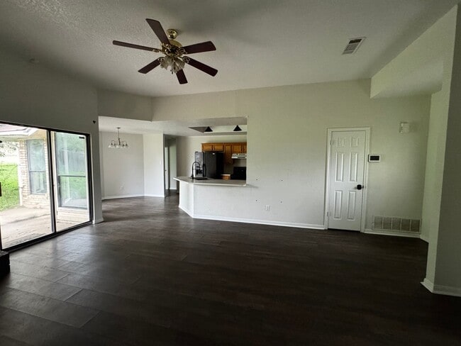 Building Photo - 3 Bdrm 2 Bath in Copperas Cove