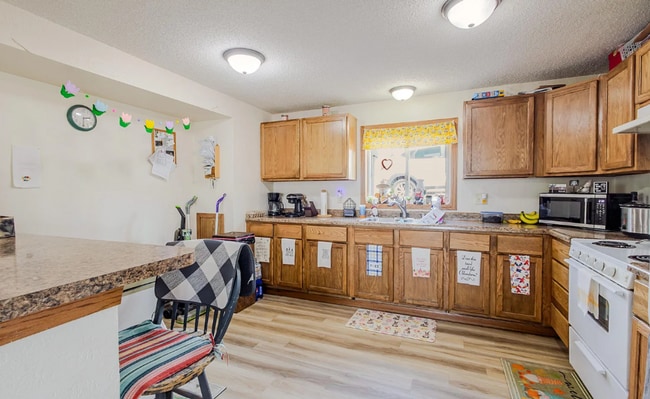 Building Photo - Spacious 2 Bedroom - AVAILABLE SEPTEMBER! Unit 2406 Hill Ave - 2
