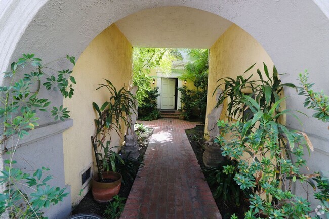 Building Photo - 9066 Shoreham Dr Rental