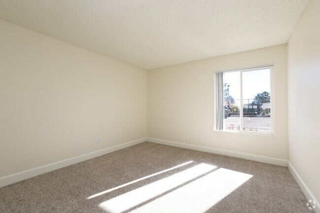 2BR, 2BA - 1050SF